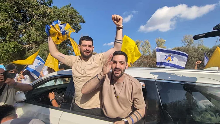 אחרי יותר משנתיים, גלי וזיוי חוזרים הביתה: "עם ישראל חי!"