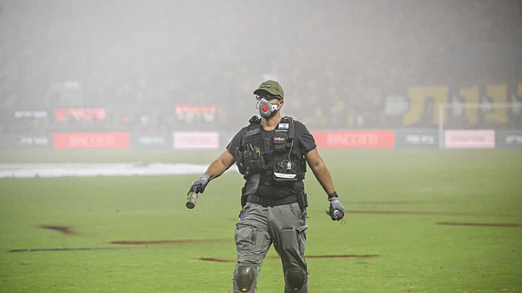 שוטר בדרבי באצטדיון בלומפילד