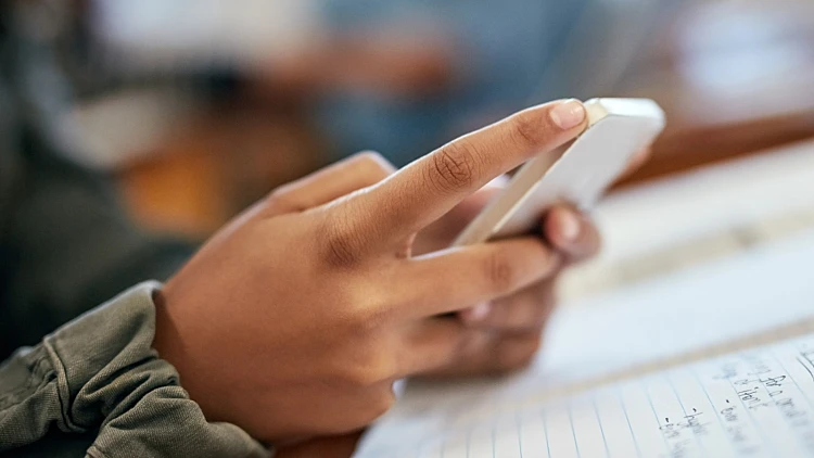 בלי טלפונים בכיתה: הצצה לפרויקט איסור הניידים בתיכונים בת"א