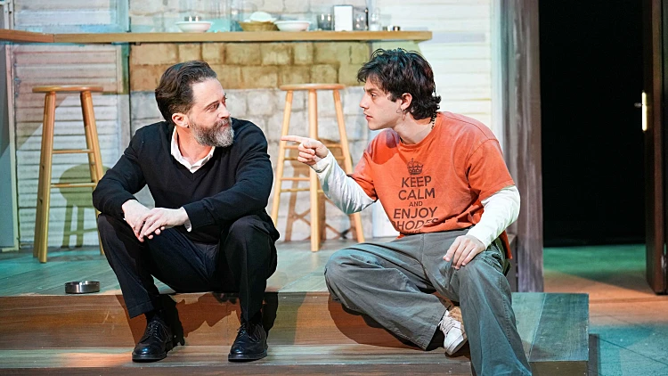 תום אבני ועידו טאקו ב"החולה ההודי"