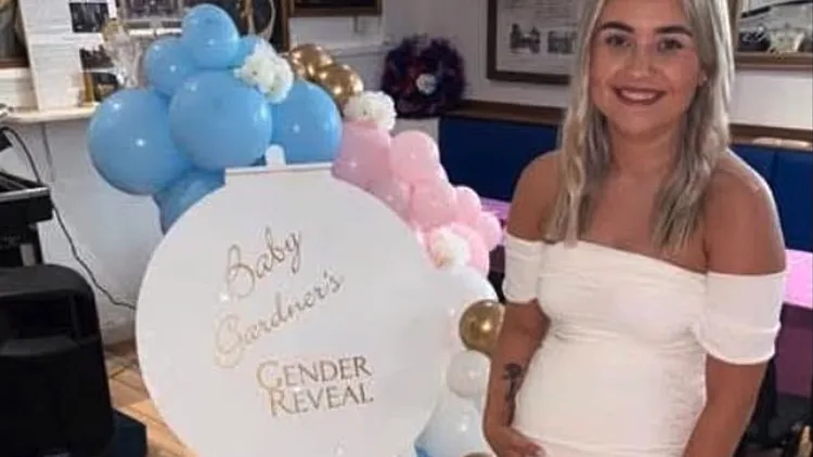 קירה קאזינס במסיבת חשיפת מין העובר