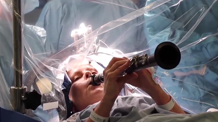 חולת פרקינסון ניגנה בקלרינט בזמן ניתוח מוח - התוצאות מדהימות