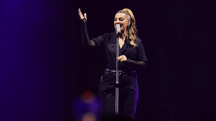 פאן טהור: שרית חדד הופיעה בקיסריה ונתנה את כל הלב על הבמה