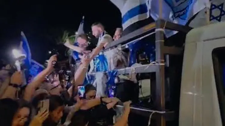 אבוקות ירוקות, שירים ודגלים: אלפים חיכו למתן אנגרסט בבית