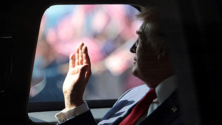 הדד-ליין של טראמפ לחמאס: "אני עוקב מקרוב"