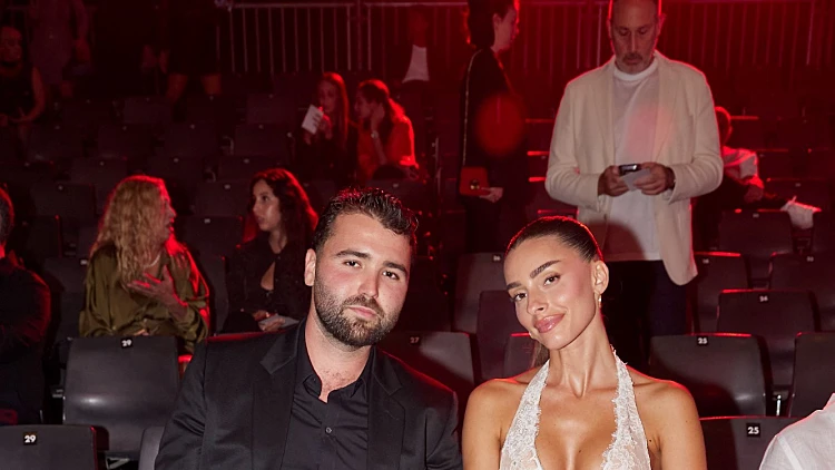 דיאן שוורץ השיקה את החבר בשבוע האופנה - וזה לא במקרה