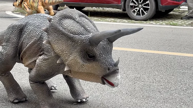 סין: רובוט-דינוזאור טייל בפארק ושיחק עם הילדים