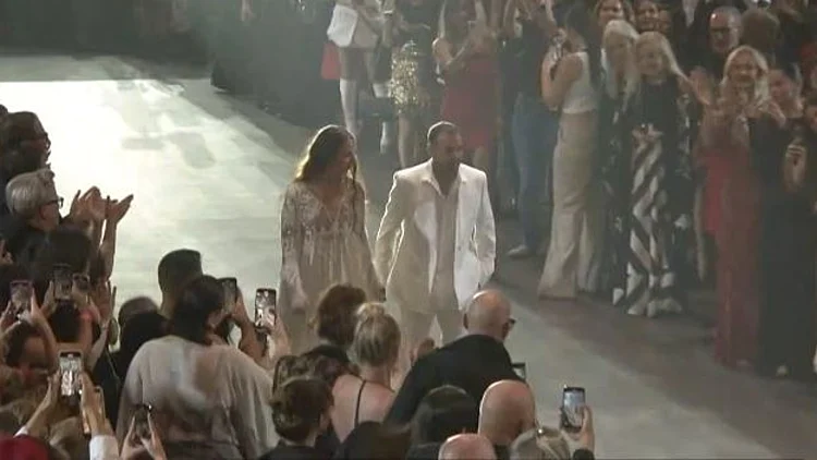 שבוע האופנה נפתח: אלי שרעבי ומשפחות חטופים צעדו על המסלול