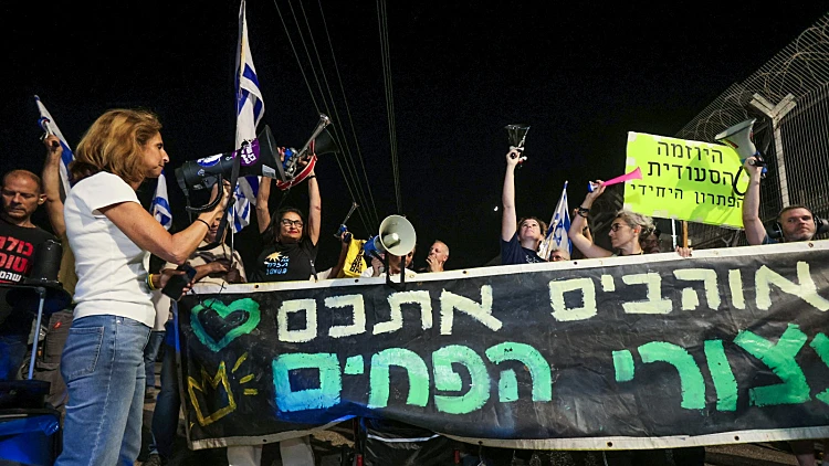 תומכים ב"עצורי הפחים" מחוץ לכלא הדרים, עם שחרורם למעצר בית