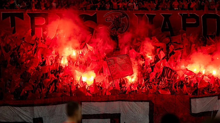 מתא שירותים - ליציע: תיעוד הברחת רימוני עשן וזיקוקים לאצטדיון