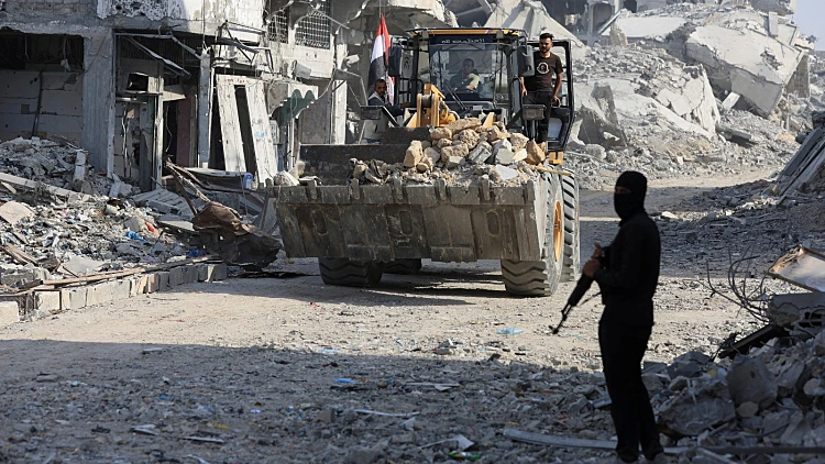 פעילי חמאס בחיפושים אחר חטופים חללים ברצועת עזה