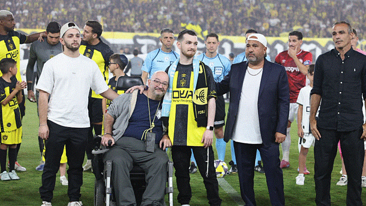 בר קופרשטיין עם אביו טל קופרשטיין על כר הדשא בטדי