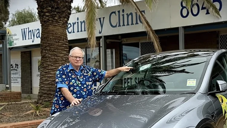 ד"ר אנדרו מלוויל-סמית' והטסלה שנפגעה