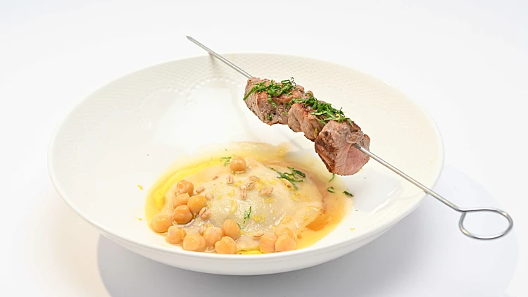 שיפודי סינטה טלה ורביולי ממולאים: מנת הראש בראש של יהונתן שרביט