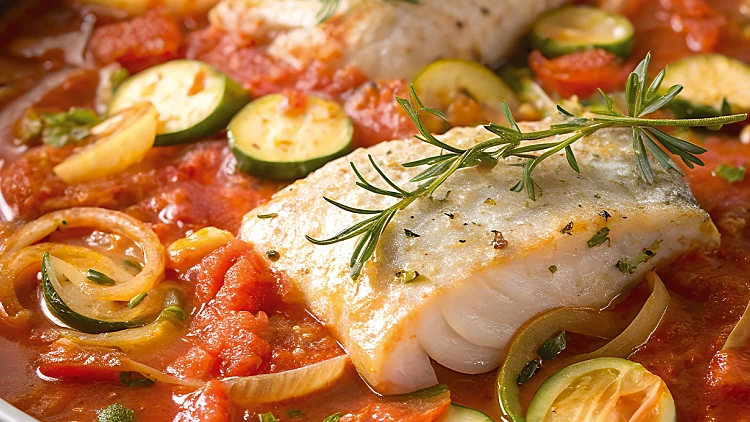 מחבת של דג ים ברוטב עגבניות