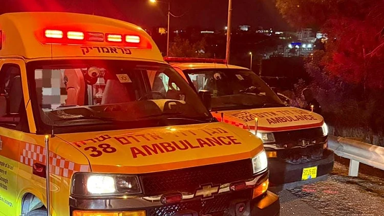 אמבולנס בזירת הירי ברוכב טרקטורון על ידי שוטרי מג"ב בוואדי עארה