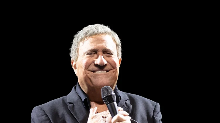 בגיל 86: יהורם גאון נישא לבת זוגו אחרי 15 שנות זוגיות