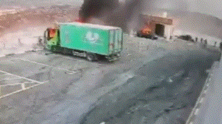 תיעוד: מתנחלים הציתו מפעל ליד טולכרם, ותקפו פלסטינים וחיילים