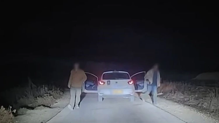 בפנים גלויות: מתנחלים קיצוניים תקפו נהג פלסטיני | תיעוד