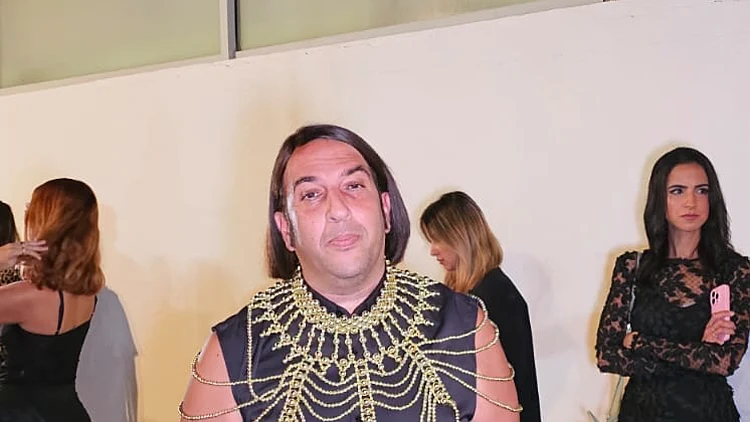 לאחר שקיבל ביקורות על הלבוש - השדרן לא נשאר חייב