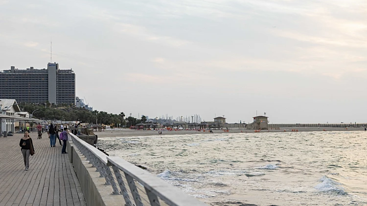 התחזית: מעונן חלקית, סיכוי לגשם מקומי בצפון ובמרכז