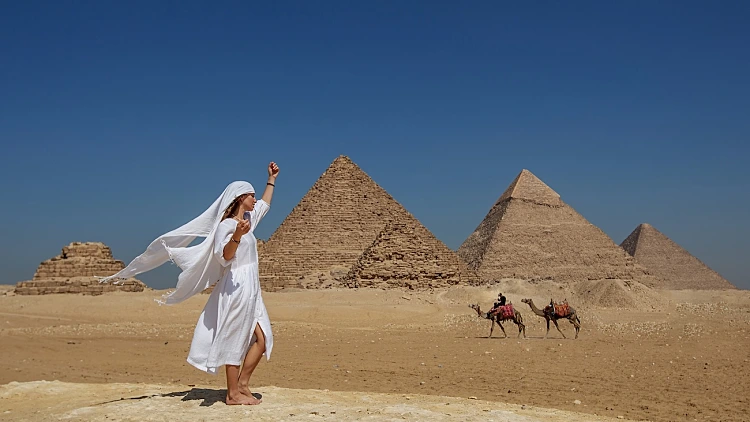 תיירים התפשטו ליד הפירמידה הגדולה וקיבלו עונש מגוחך