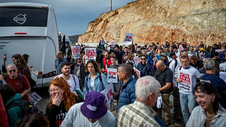 "שטח צבאי סגור": מתנדבי מסיק הסולידריות נבלמו במחסום אריאל