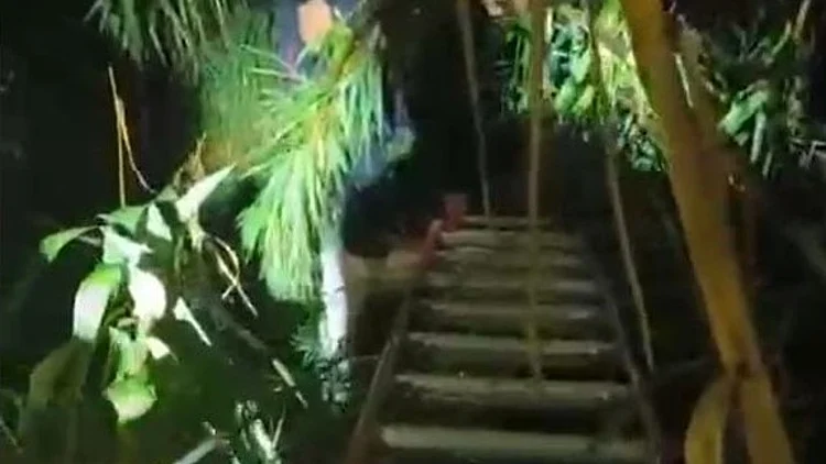 תיעוד: 4 נוסעים, בהם פעוט, חולצו מגג רכב ששקע בנחל הירקון