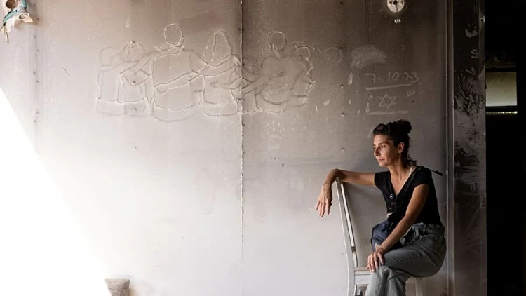 עדי אבני בפינת האוכל בביתה בקיבוץ בארי