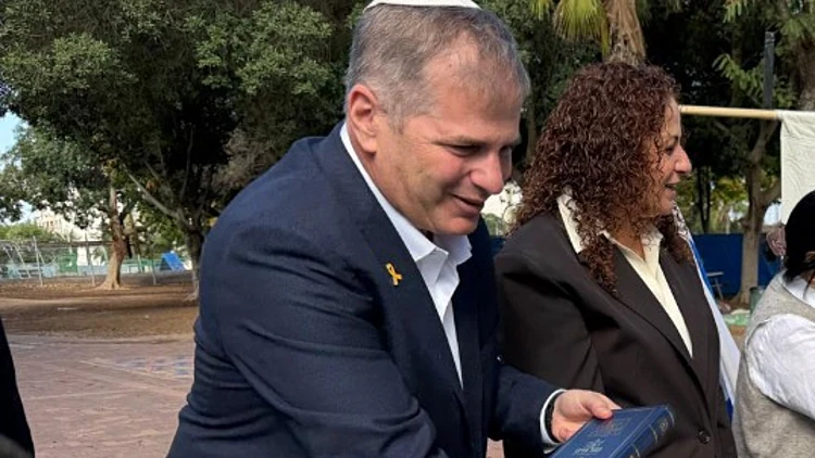 שר החינוך יואב קיש בחלוקת ספרי תנ"ך