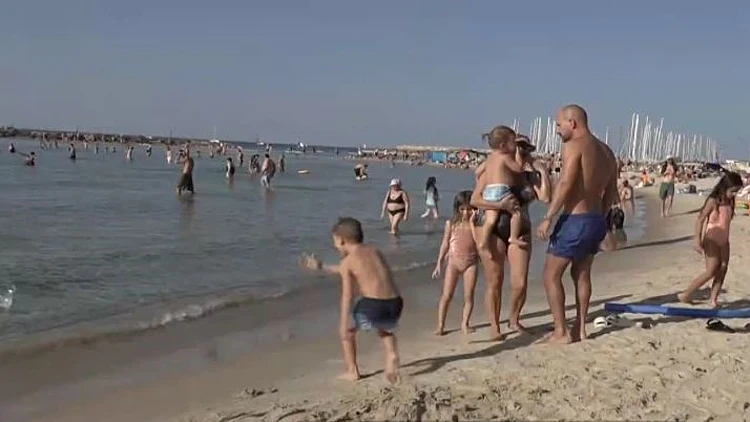 קיץ בסוף נובמבר: החום הוציא רבבות לחופים ולפארקים