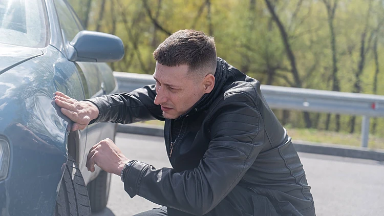 גבר שמכוניתו עברה תאונת דרכים