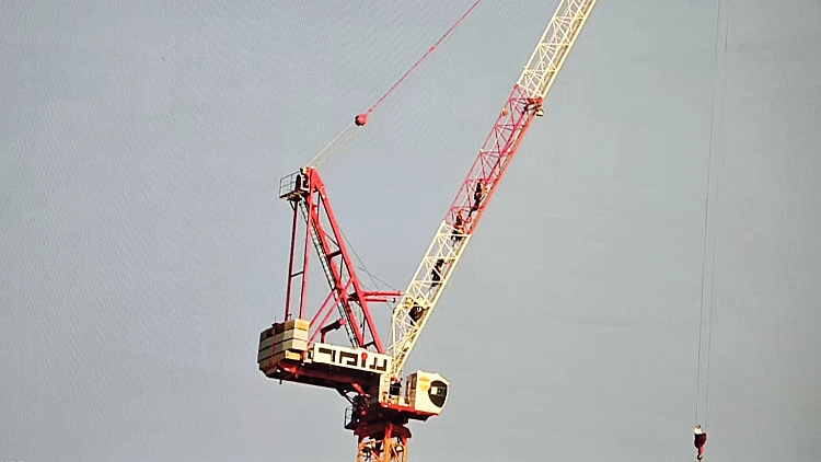 בין שמיים לארץ: נער כבן 15 חולץ מעגורן בגובה 36 קומות בי-ם