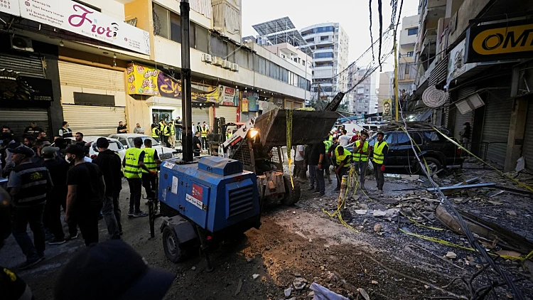ירי רקטי, פיגוע בחו"ל - או המתנה: בישראל נערכים לתגובת חיזבאללה
