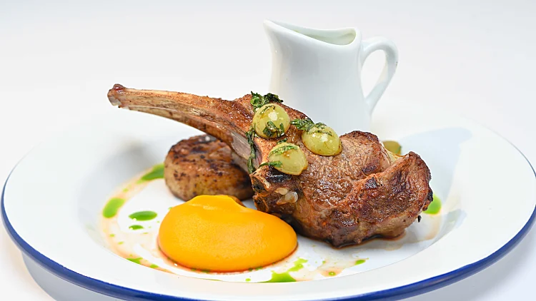 צלעות טלה על מצע פירה כתום: מנת הראש בראש של טומאס יול