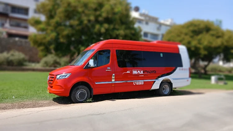 כך נראית תחבורה ישראלית במאה ה־21: מאחורי הקלעים של חברת ההסעות שמציבה רף חדש בבטיחות | רשת 13