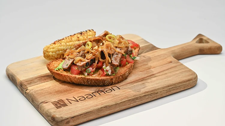 כריך סינטה עם ממרח איולי קשיו: המתכון למנת האודישן של רוי כהן