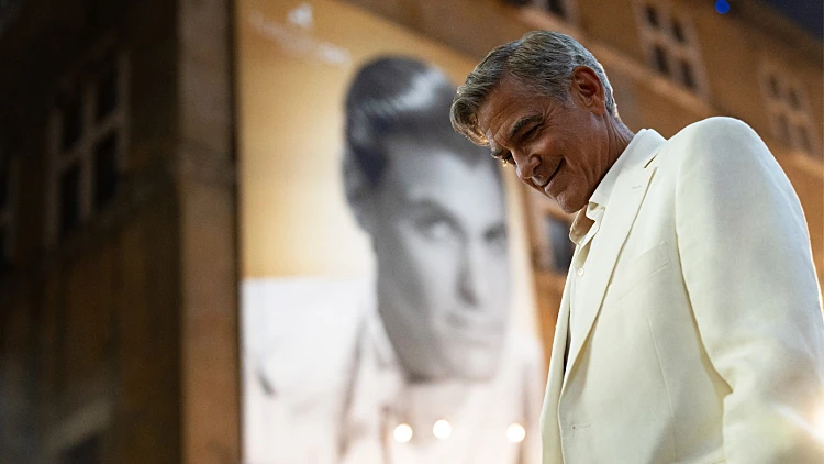 החדש של ג'ורג' קלוני ואדם סנדלר הוא חגיגה קולנועית של ממש