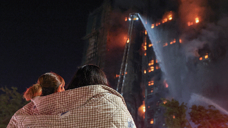 שריפת הענק בהונג קונג: תמו מאמצי הכיבוי, 128 בני אדם נספו