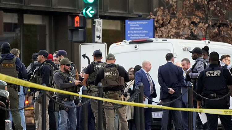 ארה"ב עצרה את הליכי ההגירה של אפגנים; טראמפ: "טרור נגד האומה"