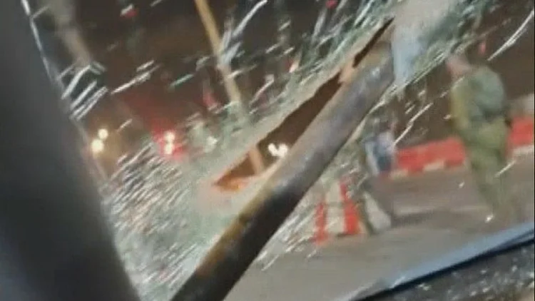 השליך מוט על רכב - הנהגת ניצלה: "זה היה יכול להיגמר אחרת"