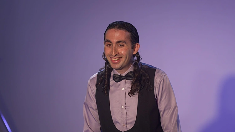 עמרי לייבוביץ' בהצגה "ארטיסט"