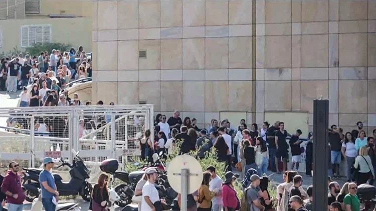 המרוץ לדרכון הפורטוגלי: אלפים נדחקו בתור לקבלת אזרחות