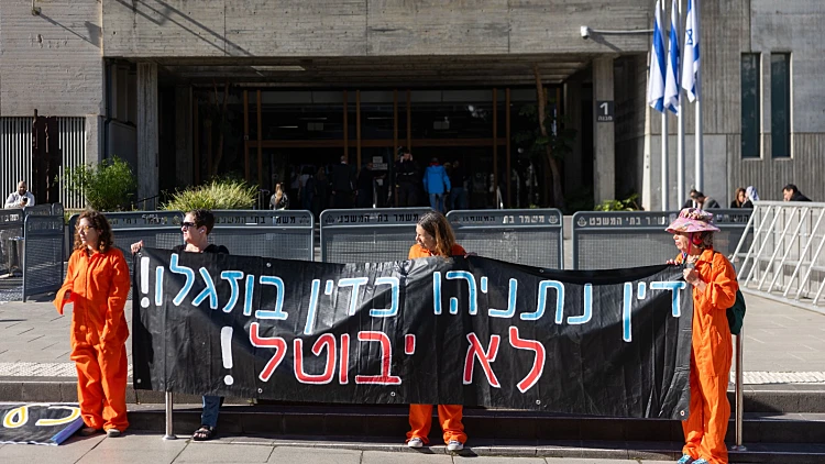 השופטים נעתרו לבקשת נתניהו - וביטלו את הדיון במשפטו מחר