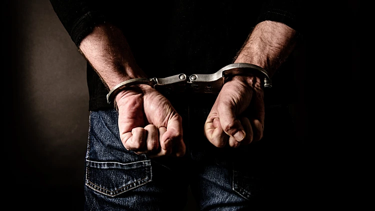 גבר באזיקים (אילוסטרציה)