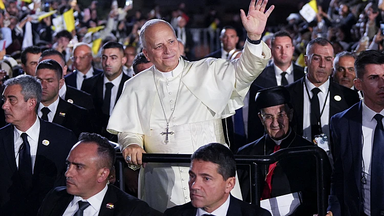 שבוע לאחר חיסול רמטכ"ל חיזבאללה: האפיפיור הגיע ללבנון