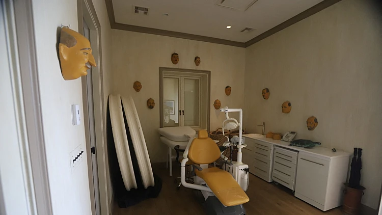 כיסא רופא שיניים - ומסכות: תיעוד מ"אי הפדופילים" של אפשטיין