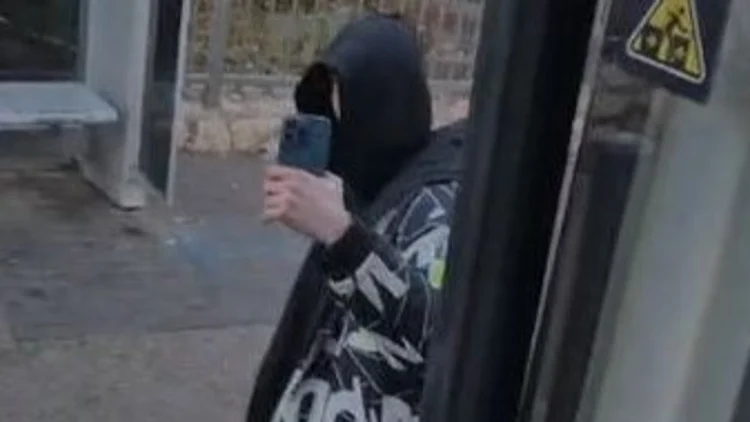 נהג אוטובוס בירושלים הותקף ע"י בני נוער - ששברו את ידו