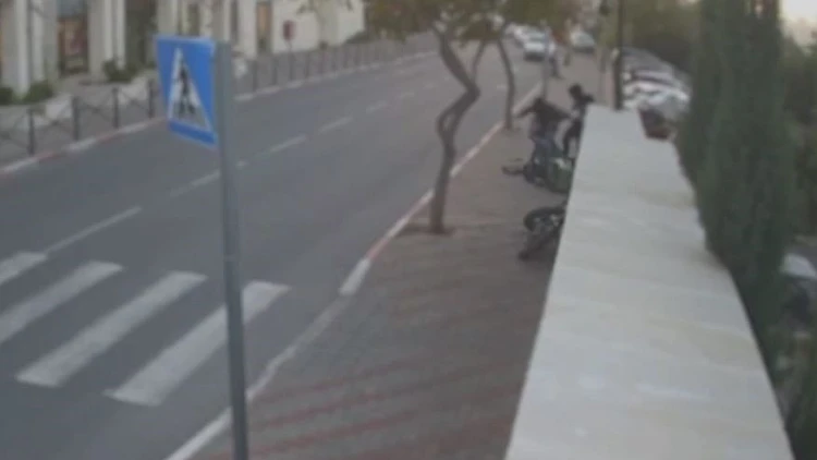 צעירים נאשמים שתקפו עובד תברואה ונהג אוטובוס: "הכו ונמלטו"