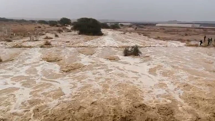 גשמים, הצפות ופקקי ענק: אילת נצורה, שיטפונות בערבה